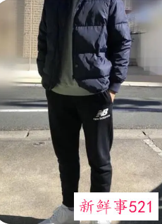 衣服裤子都是黑色鞋子白色