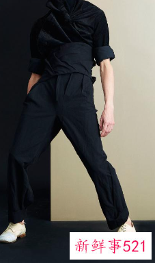 衣服裤子都是黑色鞋子白色