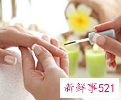 皮肤黄涂什么颜色指甲油比较好