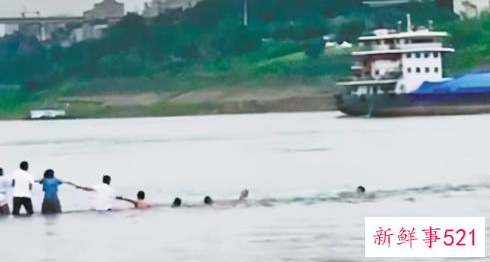 救人英雄王红旭被评定为烈士，追悼会上亲人痛哭