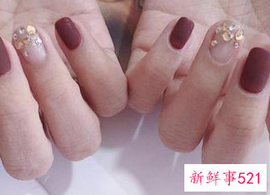 皮肤黄涂什么颜色指甲油比较好