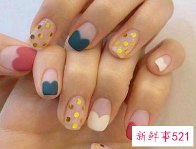 皮肤黄涂什么颜色指甲油比较好