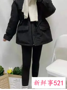 衣服裤子都是黑色鞋子白色