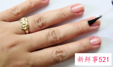 美甲是怎么做出来的