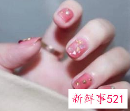 皮肤黄涂什么颜色指甲油比较好