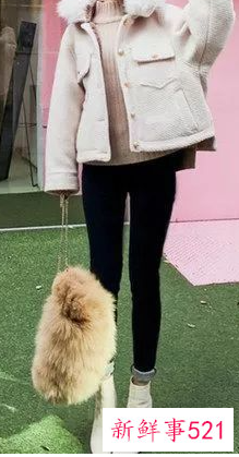 衣服裤子都是黑色鞋子白色