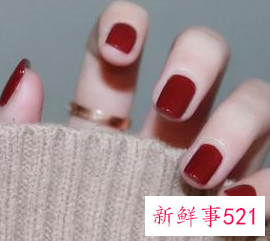 皮肤黄涂什么颜色指甲油比较好