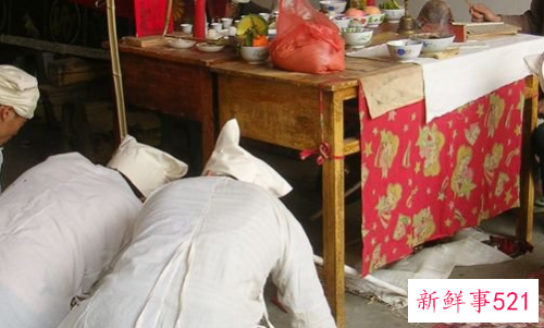 梦见老人去世办丧事