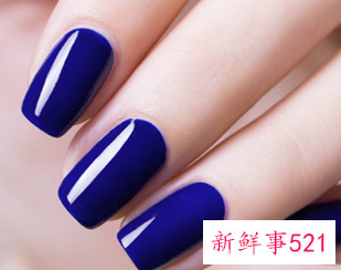 皮肤黄涂什么颜色指甲油比较好