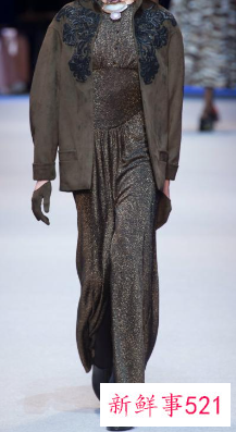 衣服裤子都是黑色鞋子白色