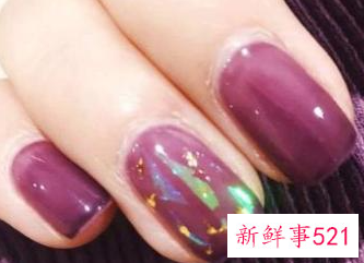 皮肤黄涂什么颜色指甲油比较好