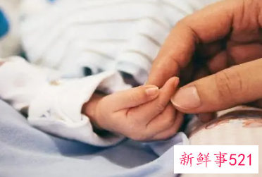 新生儿能不能挨着母亲睡