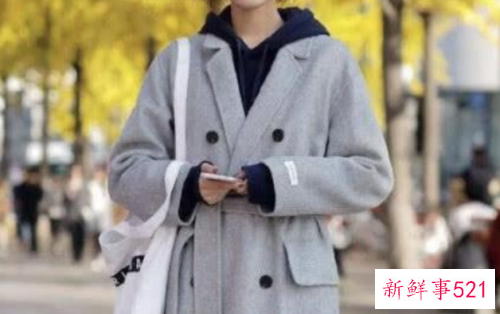 牛仔裤和冬大衣的穿搭技巧