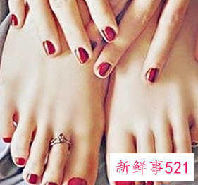 往小脚丫上涂颜色