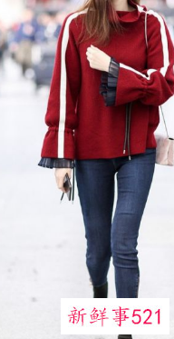 酒红色毛衣搭配黑色外套