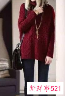 酒红色毛衣搭配黑色外套