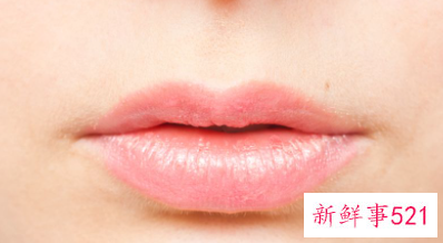 嘴角两边干燥脱皮是什么原因引起的