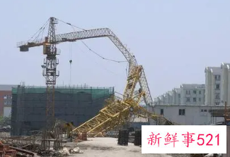 梦见建筑工地塔吊倒了