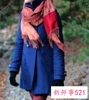 大衣怎么搭围巾