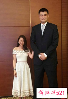 姚明牵手女儿逛街被认出，11岁姚沁蕾长到大姚胸口