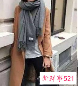 大衣怎么搭围巾