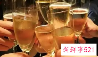 梦见别人结婚去吃饭好不好