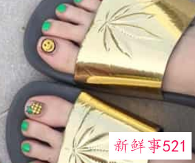 往小脚丫上涂颜色