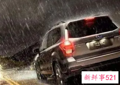 梦见下雨开车有什么征兆