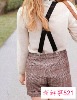 吊带牛仔裤搭配什么上衣