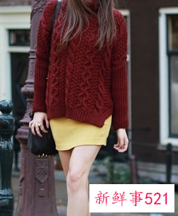 酒红色毛衣搭配黑色外套