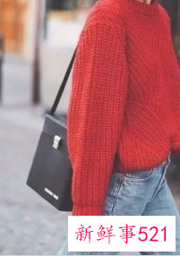 酒红色毛衣搭配黑色外套