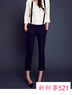 吊带牛仔裤搭配什么上衣