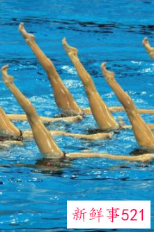 花样游泳运动员鼻子上夹的是什么