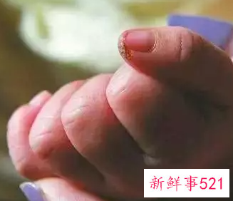 给宝宝修剪指甲的小窍门