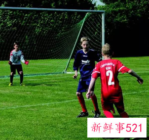 足球技巧之踢足球时后卫应该怎么正面防守