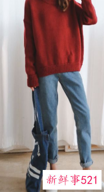 酒红色毛衣搭配黑色外套