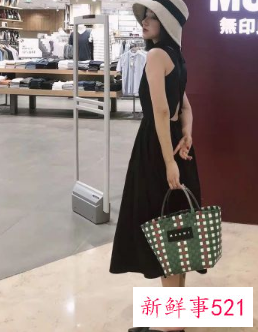 白色渔夫帽配什么衣服