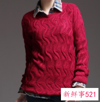 酒红色毛衣搭配黑色外套