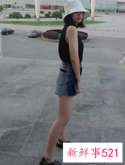 白色渔夫帽配什么衣服