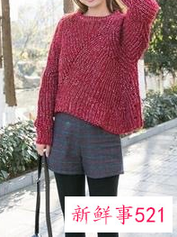 酒红色毛衣搭配黑色外套