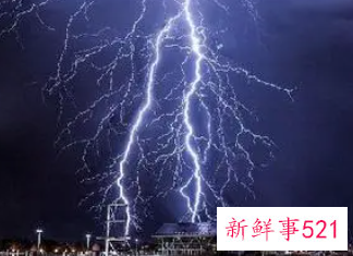 梦见很大的闪电劈下来