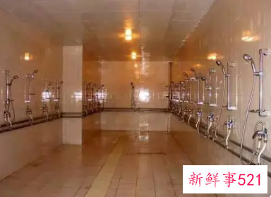 梦见自己去公共澡堂洗澡