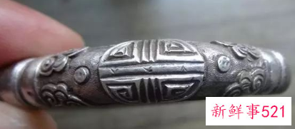 银手镯戴哪只手合适