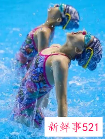 花样游泳运动员鼻子上夹的是什么