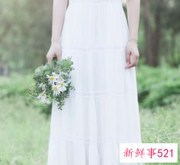 白色半身裙的穿搭