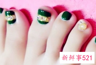 往小脚丫上涂颜色
