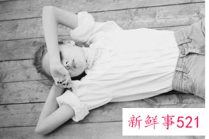 发现女朋友偷偷跟别人聊暧昧