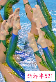 花样游泳运动员鼻子上夹的是什么
