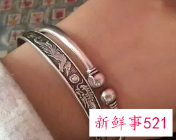 银手镯戴哪只手合适