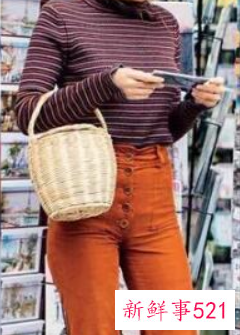 灯芯绒裤子配什么衣服